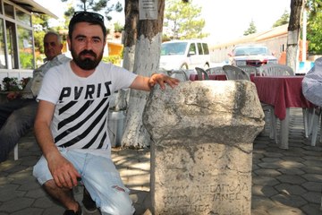 Tarlasında Bulduğu Tarihi Adak Taşını Çay Bahçesinde Sergiliyor