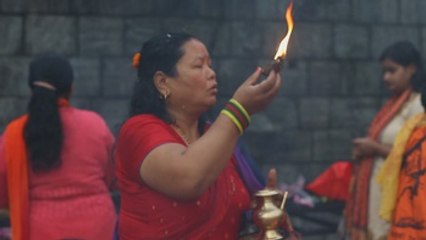Miles de devotas hindúes ayunan en Nepal para satisfacer al dios Shiva