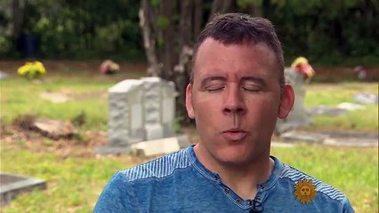 Cet homme va au cimetière avec un grand sac le dimanche, ce qu’il fait ensuite fait pleurer tout le monde !
