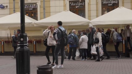 Узнаём "ВКонтакте" девушки с шаурмой, встреченной на улице в Москве