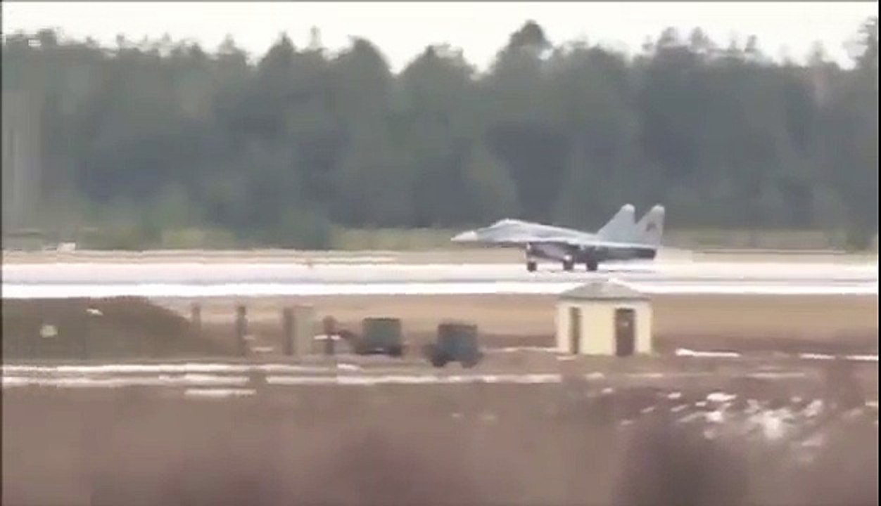 Un avion de chasse prend feu... son pilote arrive à s'éjecter du cockpit à la dernière seconde