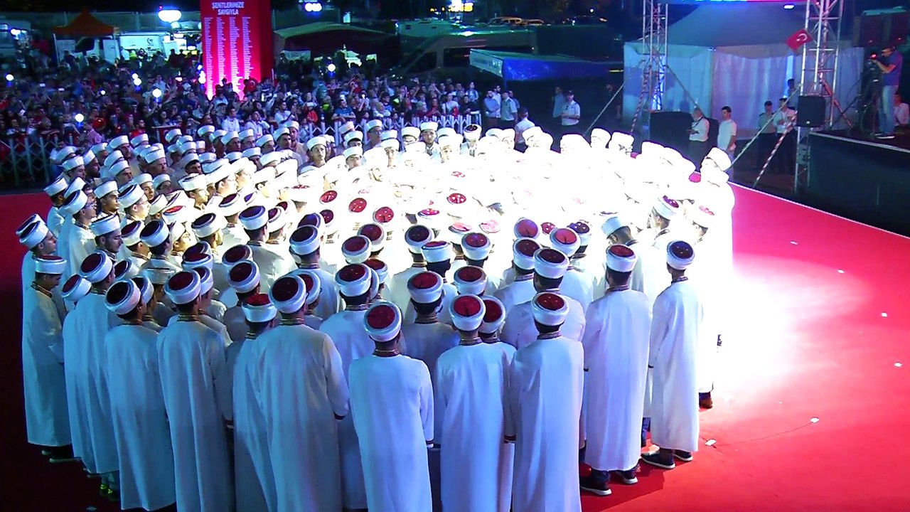 81 ilden gelen 249 Hafızın Ay Yıldız temalı muhteşem gösterisi...