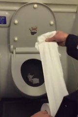 Les toilettes d'un avion de ligne sont vraiment puissantes... la preuve en images !