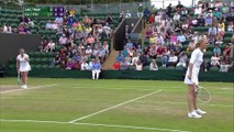 Un fan de Wimbledon est invité sur le court parce qu'il est trop macho