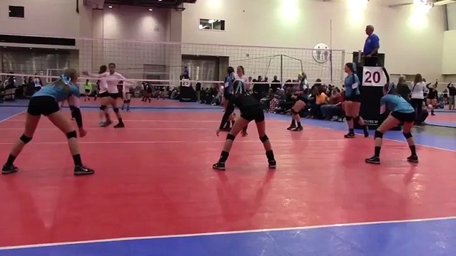 Une volleyeuse se rattrape merveilleusement après une chute