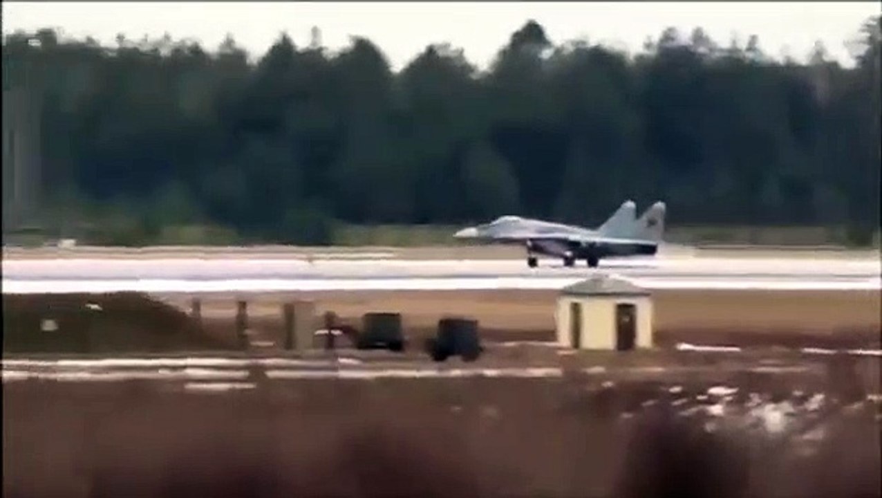 Un avion de chasse prend feu au décollage et son pilote a tout juste le temps de s'éjecter du cockpit