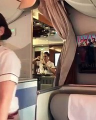 Une hôtesse de l'air Emirates surprise en train de reverser le champagne d'une flûte dans une bouteille