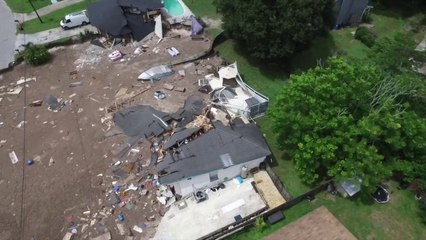 Un gigantesque trou engloutit deux maisons en Floride et effraye tout un quartier