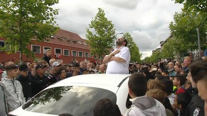 Torcida do Ajax faz tributo a jogador em coma e emociona família
