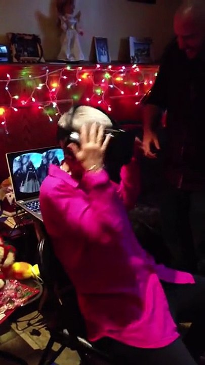 Sanal Gerçeklik Gözlüğü Ile Roller Coaster Deneyimleyen Yaşlı Kadın