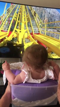 Un bébé sur des montagnes russes virtuelles... Adorable