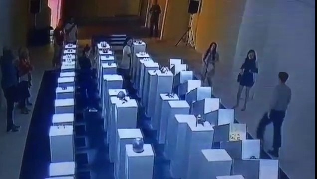 Pour un Selfie cette touriste va casser un bon paquet d’œuvres d'art... En mode Domino