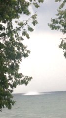 Une tornade se forme sur le lac Simcoe à Ontario - Waterspout