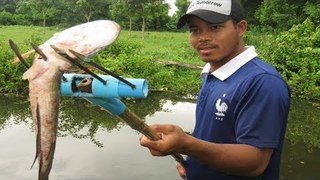 Amazing Man Uses PVC Pipe Compound BowFishing To Shoot Huge Fish -Khmer Fishing At Siem Reap