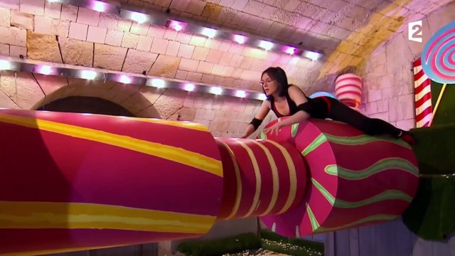 Agathe Auproux sur les cylindres de Fort Boyard