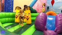 Énorme intérieur Cour de récréation géant gonflable diapositives et rebondir maison pour enfants jouer amusement petit