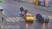 Russie : Un client d'un taxi se fait punir après qu'il a giflé un jeune piéton !!