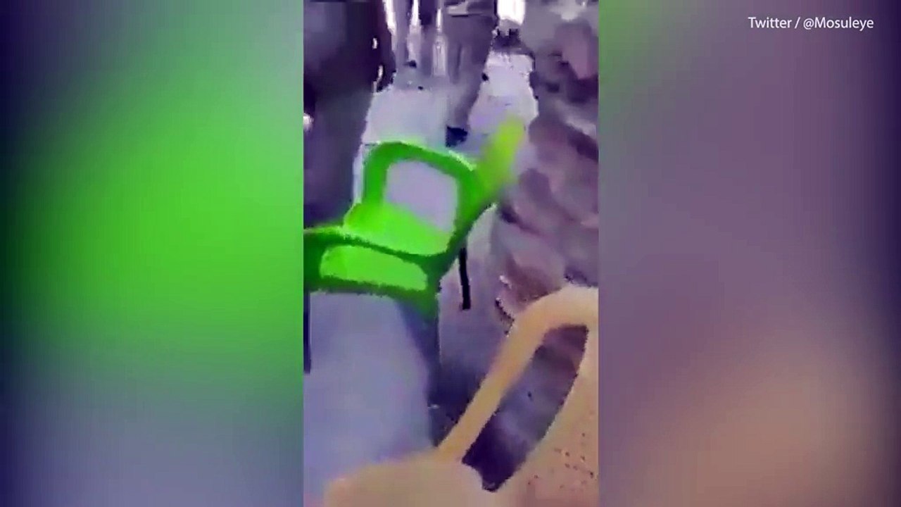 Des soldats irakiens jettent des militants de Daesh du haut d’une falaise pour ensuite leur tirer dessus !