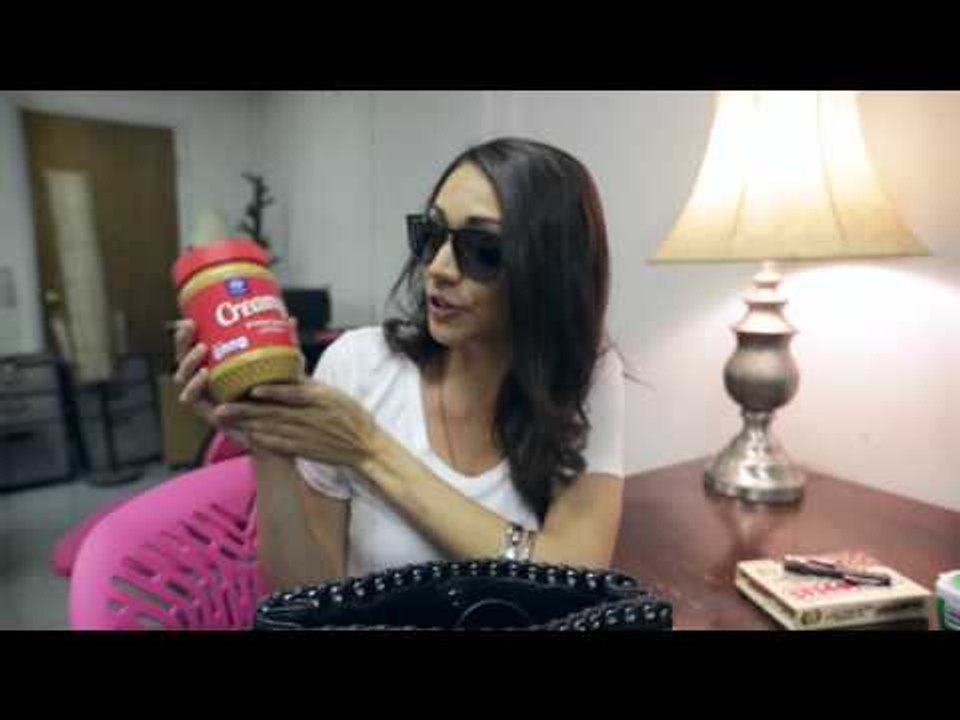 What's in my purse? - Country singer Sarah Ross