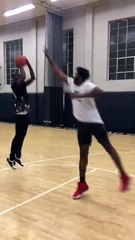 Paul Pogba se paye Joel Embiid au buzzer en un contre un !