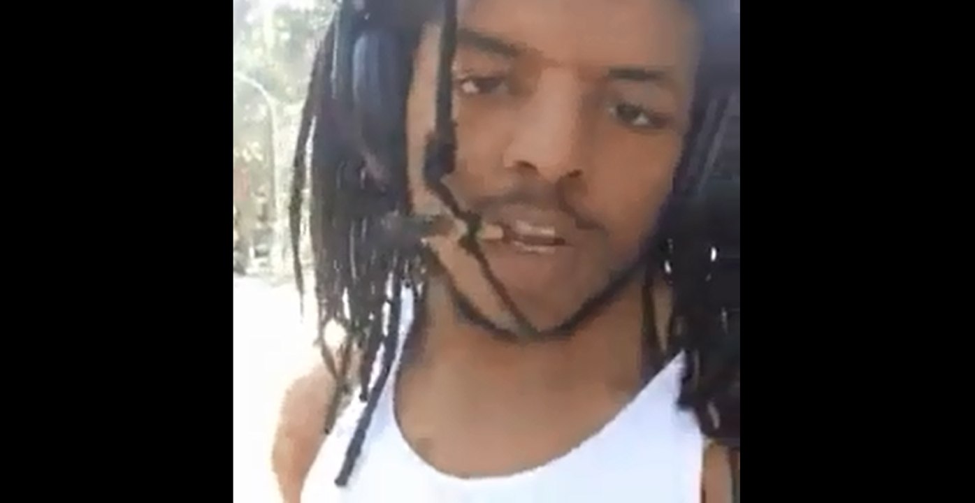 Ce rasta fume un joint sans les mains.