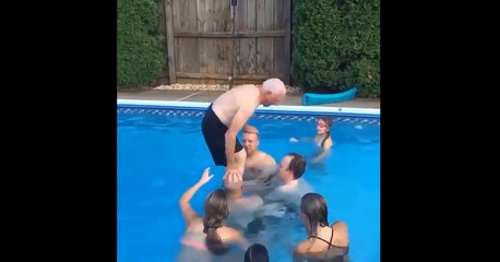 Un papy tante le backflip dans une piscine.