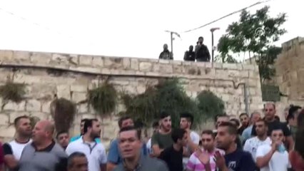 Download Video: Israil Polisi Mescid-i Aksa'nın Kapısında Cemaate Müdahale Etti