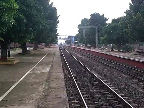 22523 HWH WAP-4 doing almost 130 KMPH at Rajbandh with Howrah-Ranchi Shatabdi Express.3gp