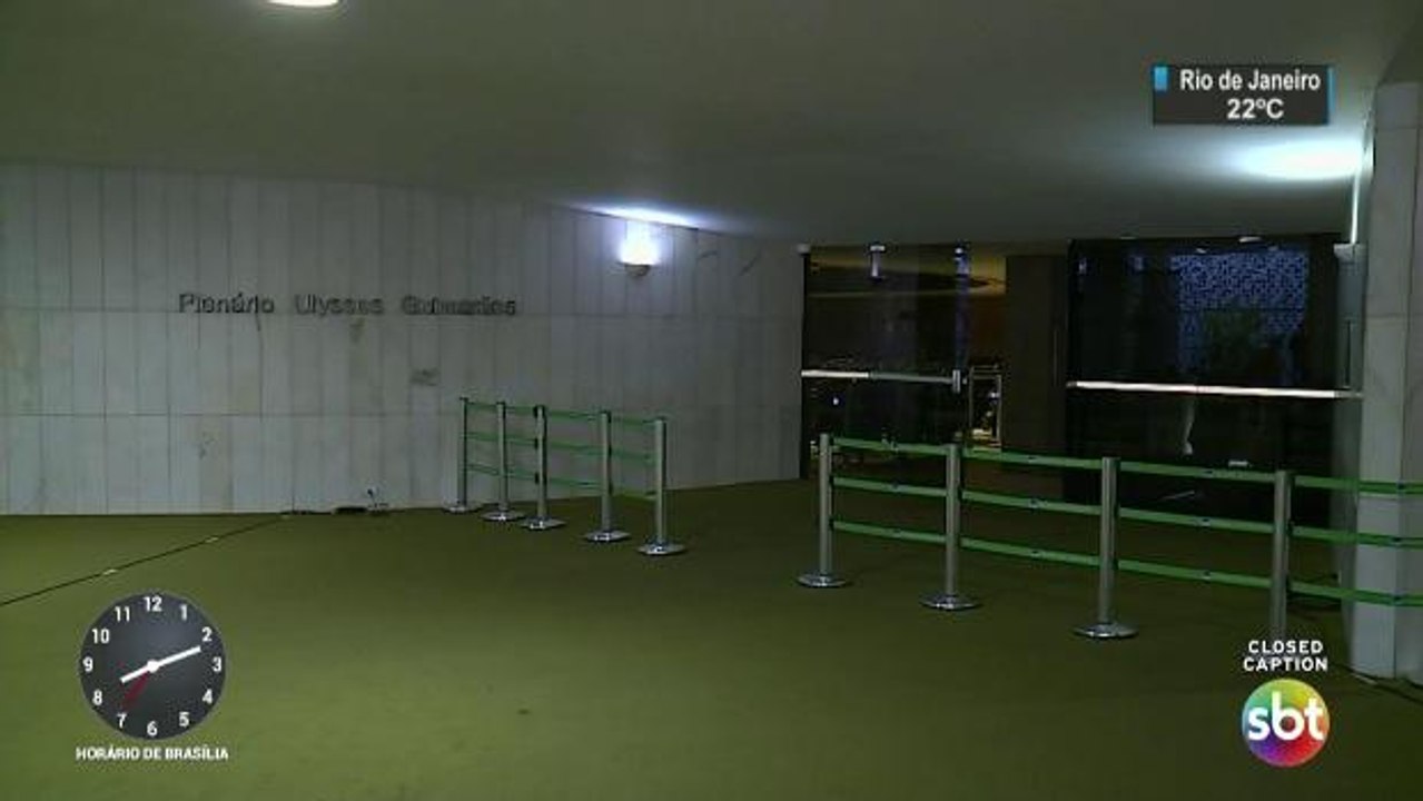 Com plenário vazio, Câmara adia para agosto a leitura da denúncia contra Michel Temer