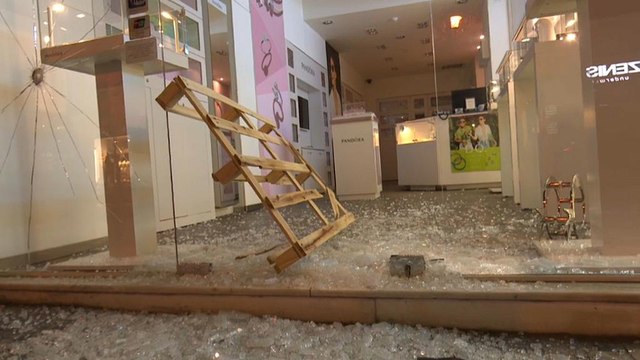 Atene: proteste per la condanna di una studentessa si trasformano in atti vandalici