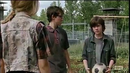 Carl Grimes de niño a adolescente  en un mundo hostil