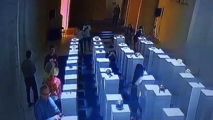 Rompe varias obras de arte por culpa de un selfie