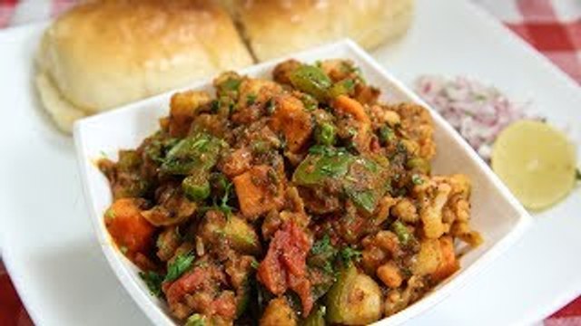 Khada Pav Bhaji Recipe | How To Make Khada Pav Bhaji | Indian Street Food | Recipe by Ruchi Bharani