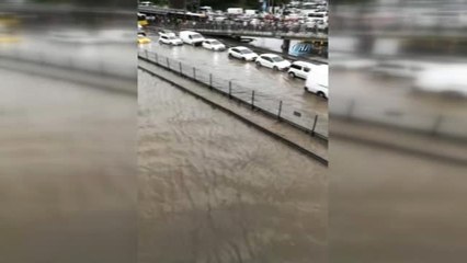 İstanbul'da Sağanak Yağış Etkili Oluyor