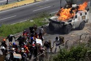 Venezuaella'da Polis Aracının Göstericileri Ezdiği Anların Görüntüleri Ortaya Çıktı