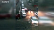 İstanbul'da sel araçları böyle sürükledi
