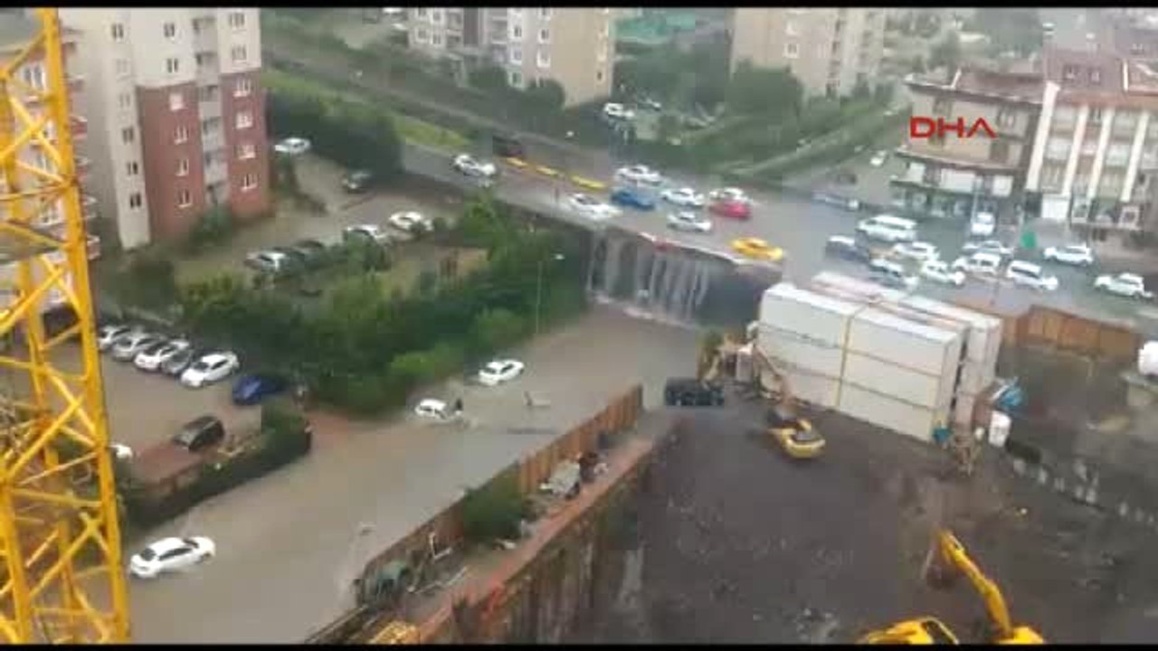 Ümraniye'de Araçlar Yolda Kaldı