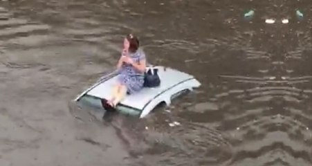 İstanbul'u Sel Götürüyor! Aksaray'da Bir Kadın Aracının Üzerinde Mahsur Kaldı