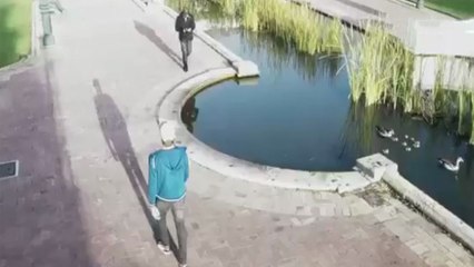 Compilation de gens qui écrivent des textos en marchant