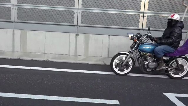 Un motard japonais avec un pot d'échappement vraiment original