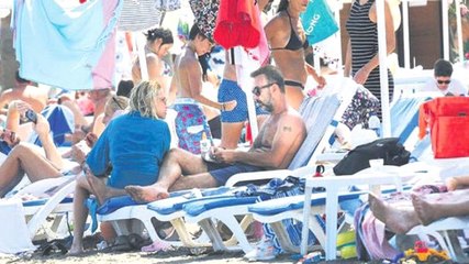 Oyuncu Hakan Yılmaz, Tatil Yaptığı Halk Plajında Eşiyle Tartıştı