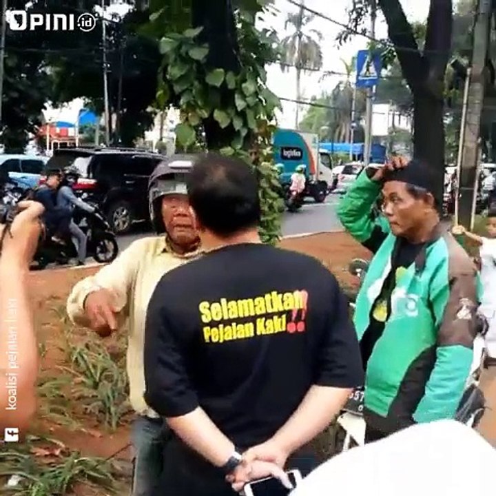 Biker Marahi Pejalan Kaki