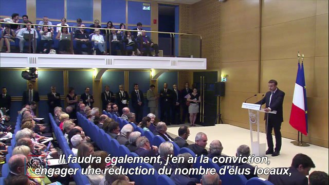 Collectivités : Macron veut moins d'élus locaux