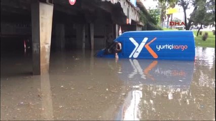 Unkapanı Köprü Altında Araçlar Mahsur Kaldı