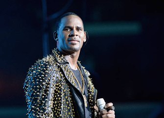 R. Kelly "alarmé et inquiété" par l'accusation de secte sexuelle.