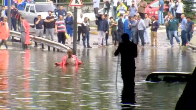 Alt Geçitte Mahsur Kalanlar Tahliye Ediliyor