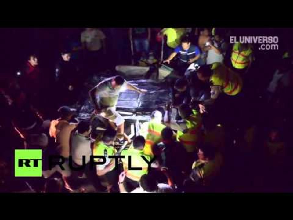 Ecuador: Massive earthquake destroys bridge in Guayaquil