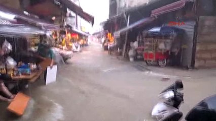 Eminönün Tarihin Valide Han'ından Düşen Taş Parcalarını Sel Suları Sürükledi