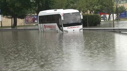 Piyalepaşa'da 27 Kişinin Bulunduğu Araç Selde Mahsur Kaldı