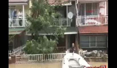 Mahsur kalanlar botlarla kurtarıldı